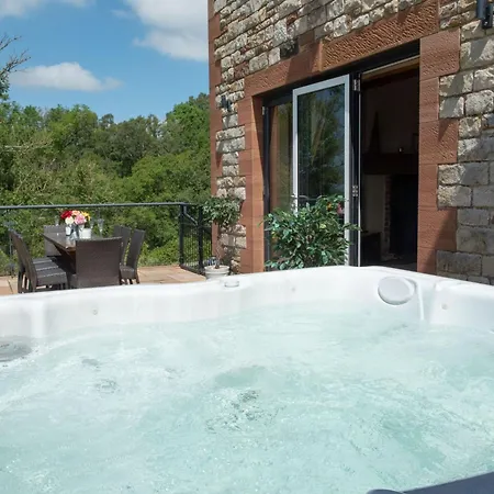Orchard House, Castle Carrock, Luxurious, Characterful With Hot Tub And Countryside Views * Castle Carrock