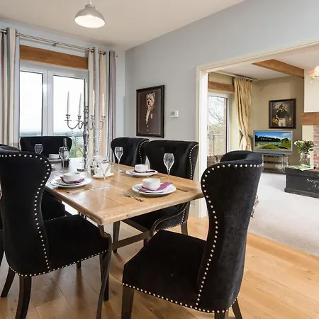 Orchard House, Castle Carrock, Luxurious, Characterful With Hot Tub And Countryside Views Tatil Evi